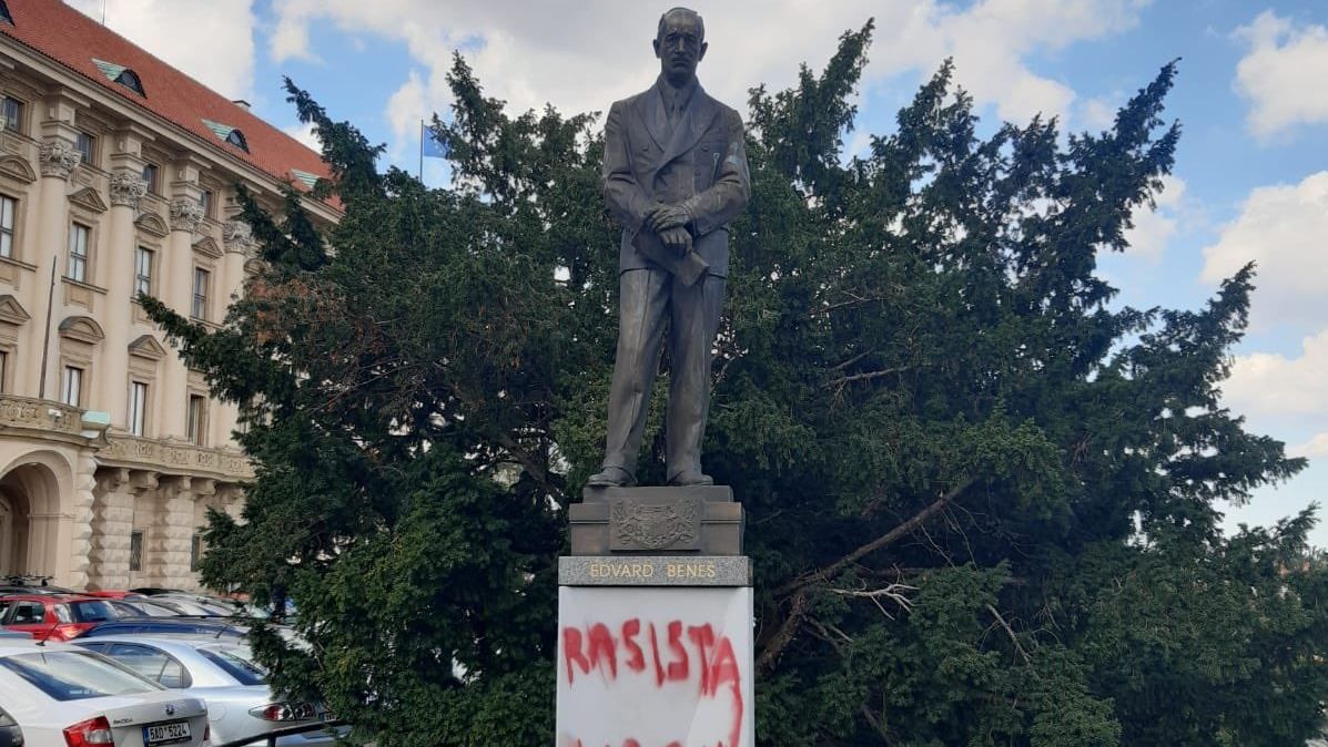 „Rasista a masový vrah.“ Někdo posprejoval Benešovu sochu v Praze